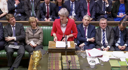 테리사 메이 영국 총리(가운데)가 12일(현지시간) 영국 하원에서 브렉시트 합의문 2차 승인 투표가 부결된 이후 연설하고 있다.  연합뉴스